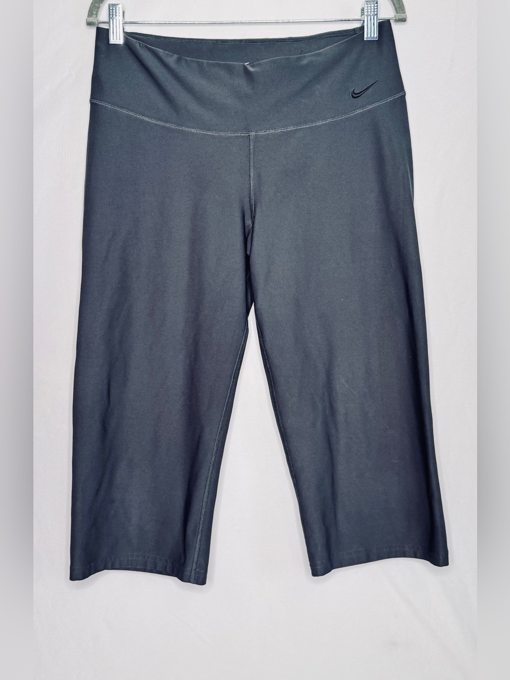 Nike Dri-FIT Gray Cropped Leggings Size M Capri Yoga Athletic